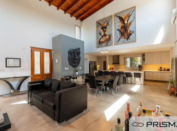 Casa · 264m² · 4 Ambientes · 2 Cocheras