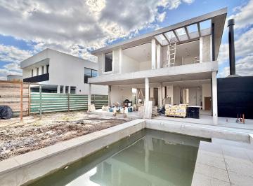 Casa · 261m² · 5 Ambientes · 1 Cochera · Casa en Venta en Castaños, Nordelta, Tigre