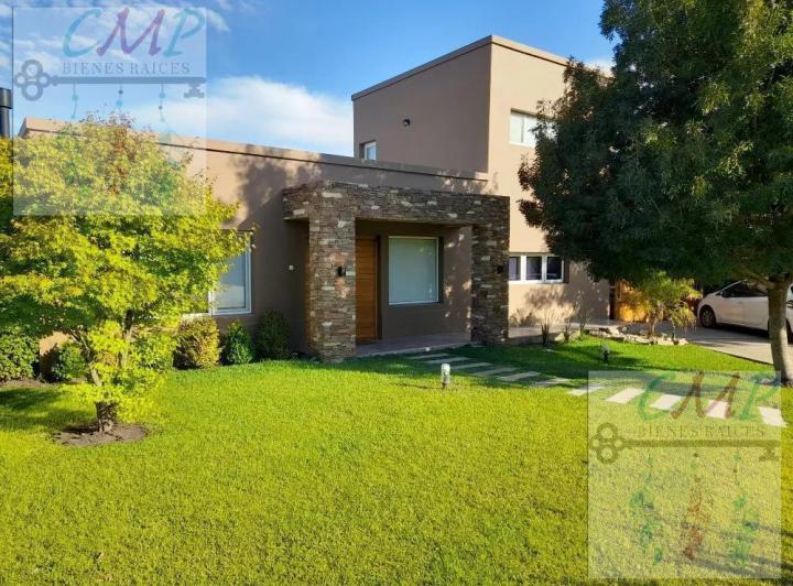 Casa · 350m² · 6 Ambientes · 2 Cocheras