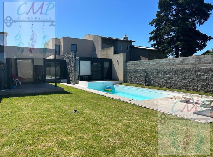 Casa · 250m² · 4 Ambientes · 2 Cocheras
