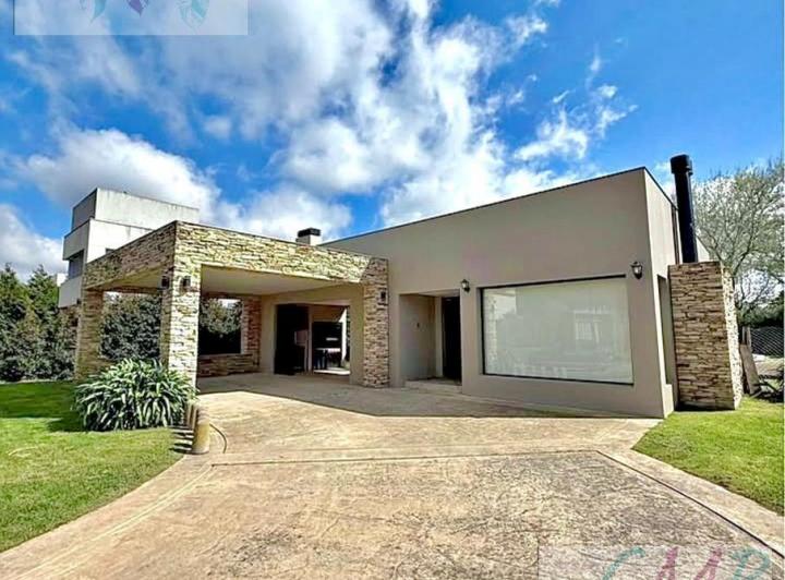 Casa · 200m² · 4 Ambientes · 3 Cocheras
