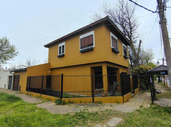 Casa · 100m² · 4 Ambientes · 2 Cocheras