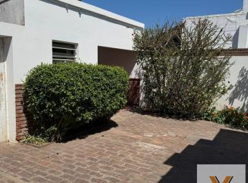 Casa · 90m² · 6 Ambientes · Casa en Venta - 2 Dorm. 1 Baño - 468 m² - Chivilcoy