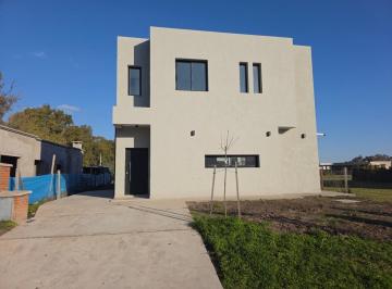 Casa · 220m² · 5 Ambientes · 2 Cocheras · Venta Casa de 7 Ambientes en Santa Lucia, Pilar del Este