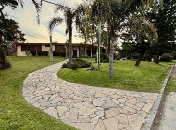 Casa · 1600m² · 5 Dormitorios · 2 Cocheras · Casa en Playa Mansa