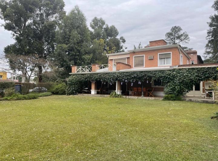 Casa · 825m² · 4 Ambientes · 2 Cocheras