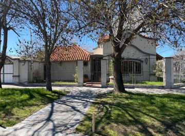 Casa de 8 ambientes, Neuquén · Casa en Barrio Jardines del Rey - Neuquén - 225 m²