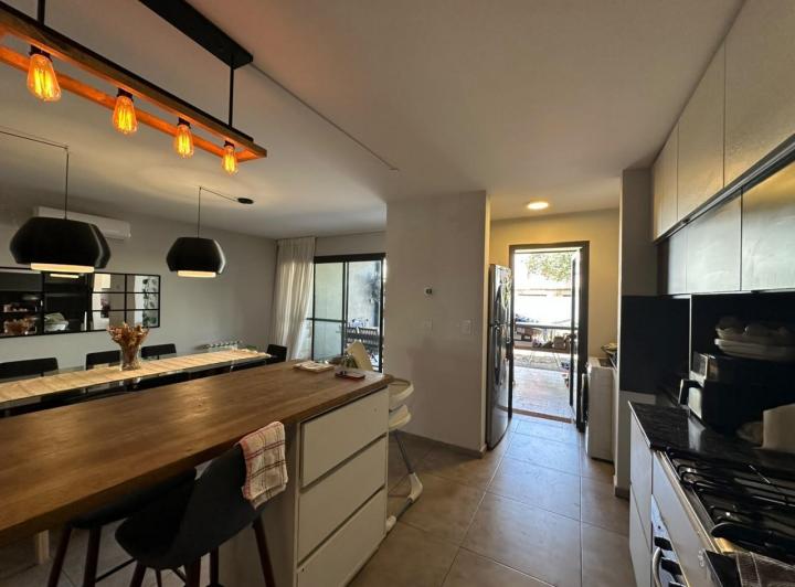 Casa · 140m² · 6 Ambientes · 2 Cocheras