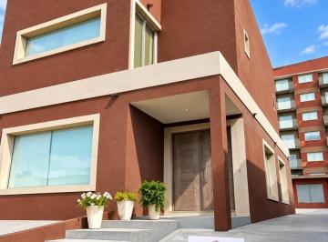 Casa · 250m² · 5 Ambientes · 3 Cocheras · Casa en Venta en San Clemente del Tuyú, con Monoambiente Ideal Para Renta! Oportunidad