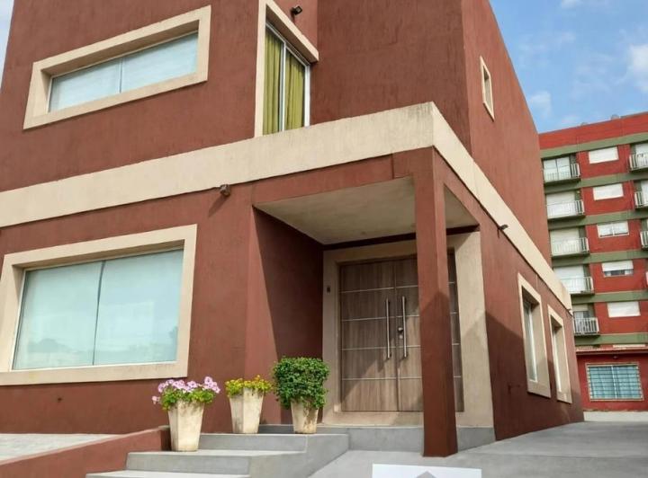 Casa · 250m² · 5 Ambientes · 3 Cocheras