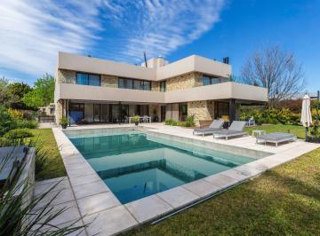 Casa · 391m² · 6 Ambientes · 2 Cocheras · Venta/permuta - Casa de 4 Dorm. con Pileta, Quincho y Cochera Doble - Kentucky, Funes