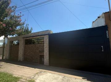 Casa de 3 ambientes, La Plata · Casa con Galpón en Alquiler en Los Hornos 65 Entre 141 y 142