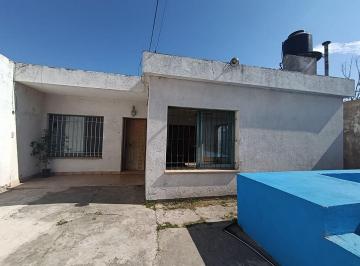 Casa · 161m² · 4 Ambientes · 1 Cochera · Casa en Venta Berisso Apta Banco con Local