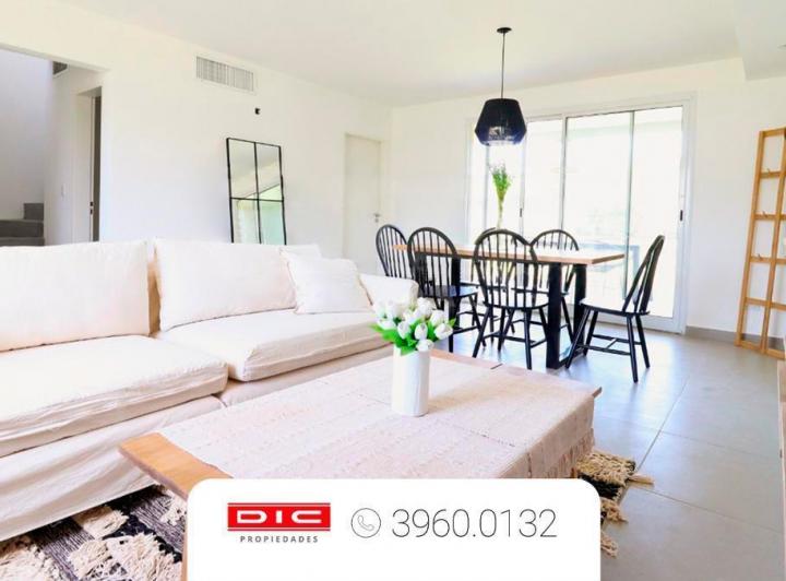 Casa · 104m² · 4 Ambientes · 2 Cocheras