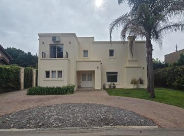 Casa · 162m² · 4 Ambientes · 2 Cocheras · Casa 4 Ambientes en Venta en La Herradura, Pilar, Gba Norte