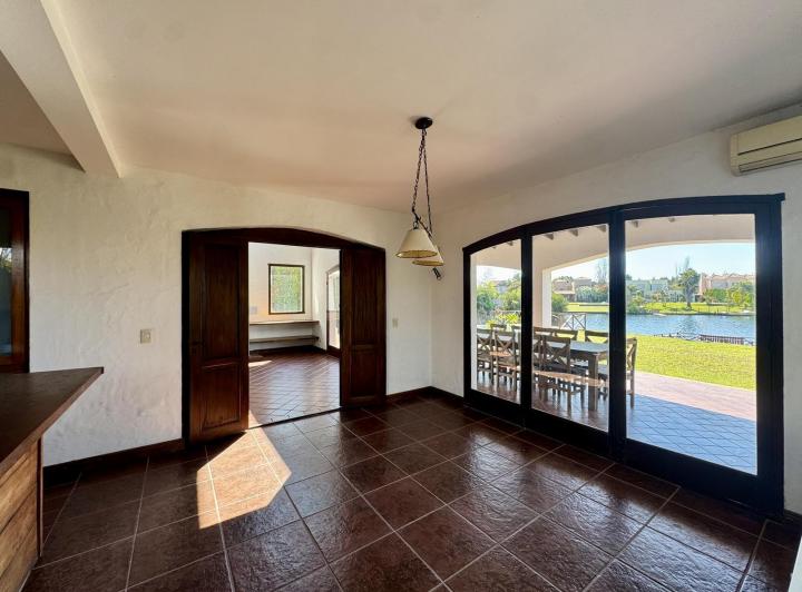Casa · 340m² · 7 Ambientes · 4 Cocheras