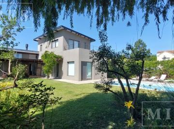 Casa · 240m² · 6 Ambientes · 2 Cocheras · Santa Catalina Villanueva - Alquiler de Verano en Enero