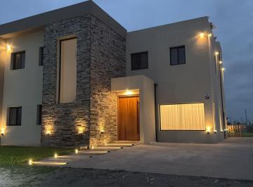 Casa · 248m² · 5 Ambientes · 2 Cocheras · Venta Casa 5 Ambientes en Lagos de Canning