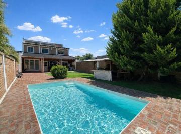 Casa · 145m² · 4 Ambientes · 3 Cocheras · Venta Casa 2 Plantas Pileta Cochera Ituzaingo