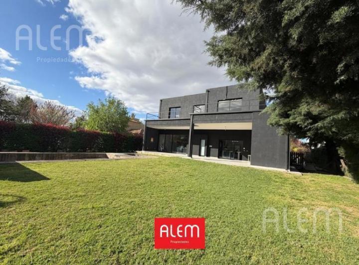 Casa · 340m² · 6 Ambientes · 4 Cocheras
