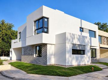 Casa · 255m² · 4 Ambientes · 2 Cocheras · Casa Apta Crédito, Barrio con Seguridad, Zona Sur.