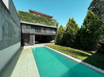 Casa · 190m² · 6 Ambientes · 2 Cocheras · Casa de Diseño con 3 Dorm. con 2 Cocheras, Jardín y Pileta