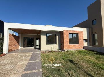 Casa · 142m² · 4 Ambientes · 1 Cochera · Casa en Venta - Docta con Escritura