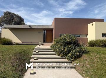 Casa · 274m² · 3 Ambientes · 2 Cocheras · Venta en Casa El Rodal Apto Crédito