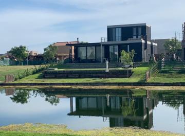 Casa · 220m² · 6 Ambientes · 2 Cocheras · Casa en Alquiler en Vistas Al Agua.