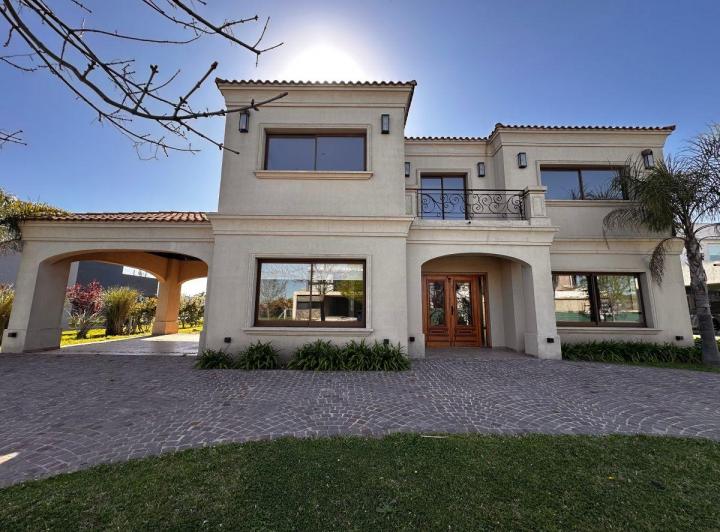 Casa · 400m² · 6 Ambientes · 2 Cocheras