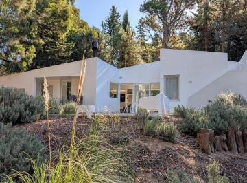 Casa · 130m² · 5 Ambientes · Casa en Venta - 4 Dorm. 2 Baños - Barrio Bosque