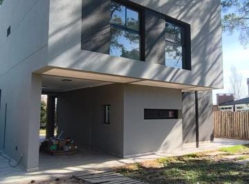 Casa · 200m² · 4 Ambientes · 3 Cocheras · Casa Premium a Estrenar en Country El Pinar