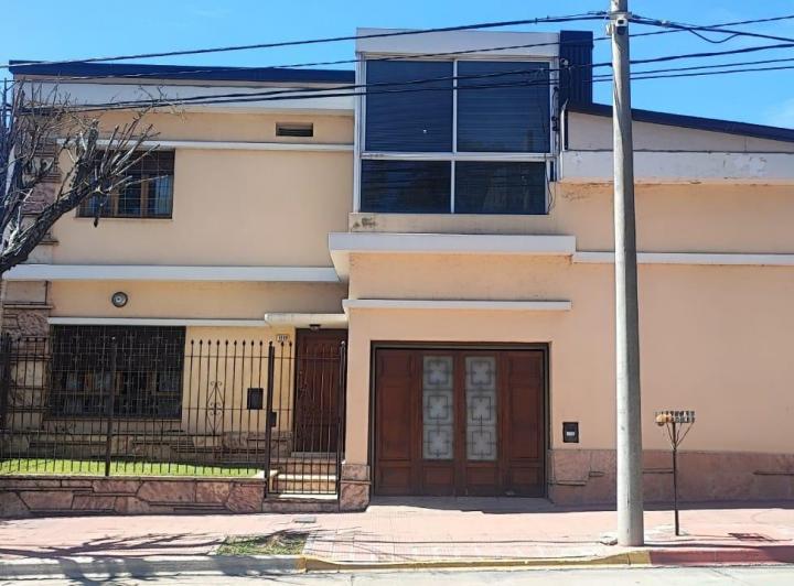 Casa · 203m² · 5 Ambientes · 2 Cocheras