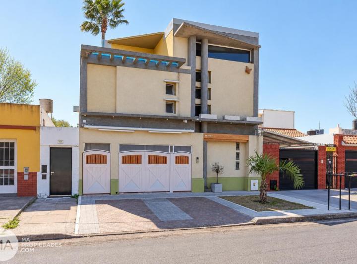 Casa · 213m² · 5 Ambientes · 1 Cochera