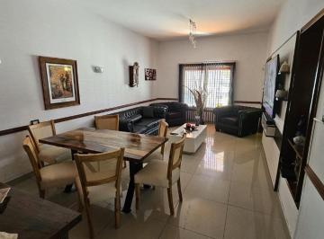 Casa · 156m² · 6 Ambientes · 1 Cochera · Casa en Venta Avellaneda 6 Ambientes