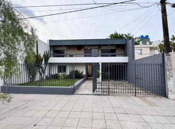 Casa · 300m² · 4 Ambientes · 2 Cocheras · Casas - Chalet - Centro, Resistencia