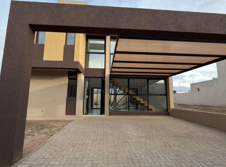 Casa · 185m² · 4 Ambientes · 2 Cocheras