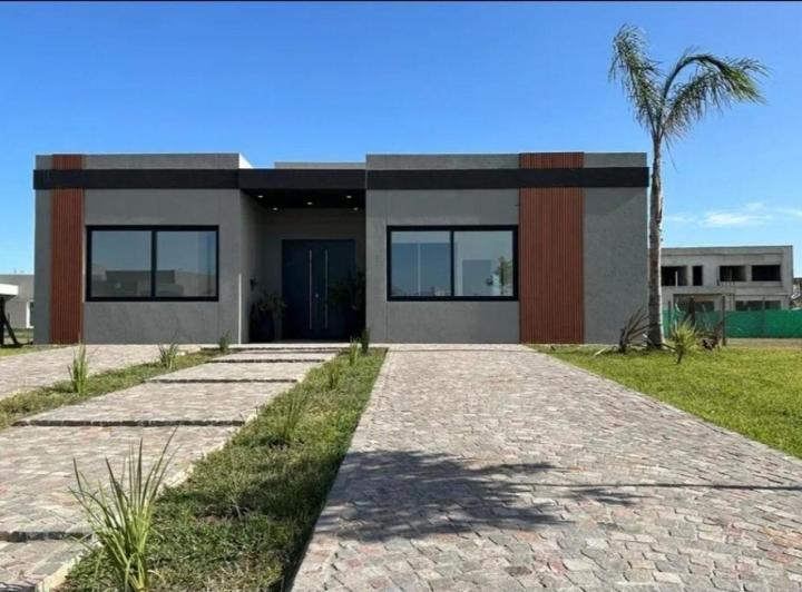 Casa · 215m² · 4 Ambientes · 3 Cocheras