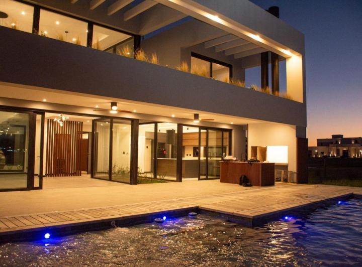 Casa · 223m² · 5 Ambientes · 6 Cocheras