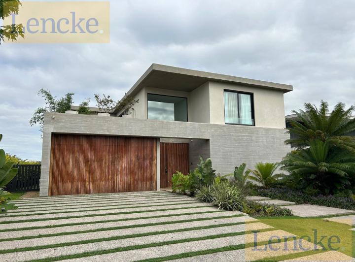 Casa · 500m² · 9 Ambientes · 2 Cocheras