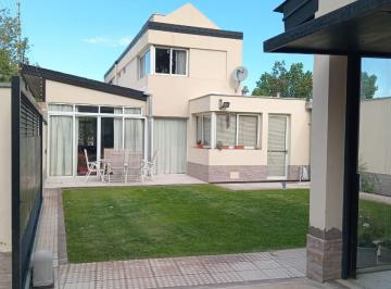 Casa · 332m² · 4 Ambientes · 2 Cocheras · Casa a La Venta - Barrio Carolinos - Carrodilla