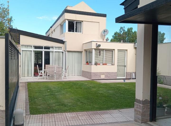 Casa · 332m² · 4 Ambientes · 2 Cocheras
