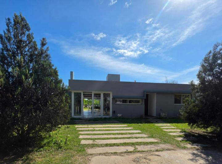Casa · 900m² · 2 Dormitorios · 1 Cochera