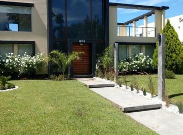 Casa · 280m² · 7 Ambientes · 2 Cocheras · Casa en Venta - 4 Dorm. 5 Baños - Cocheras - 330 m² - Escobar