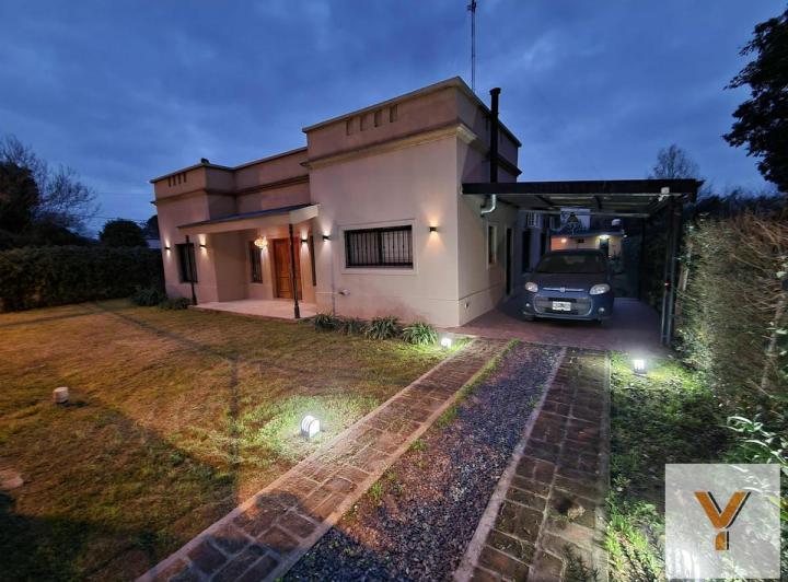 Casa · 300m² · 3 Ambientes · 2 Cocheras