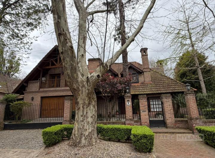 Casa · 360m² · 4 Dormitorios · 2 Cocheras