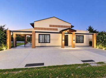 Casa · 156m² · 4 Ambientes · 2 Cocheras · Casa Quinta en Venta Apto Banco en La Hermosura