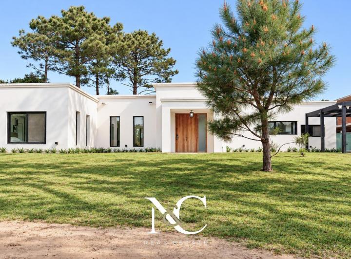 Casa · 234m² · 4 Ambientes · 1 Cochera