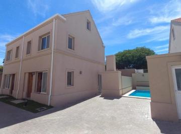 Casa · 120m² · 4 Ambientes · 2 Cocheras · Alquiler de Tríplex. Impecable. Complejo Beltrán Chico - Lomas Oeste