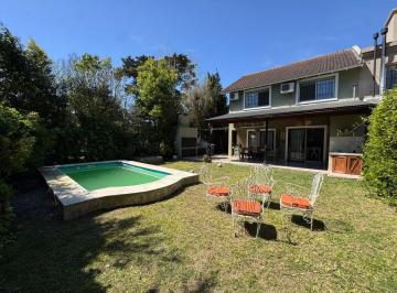Casa · 139m² · 4 Ambientes · 2 Cocheras · Muy Linda Casa en Bella Vista